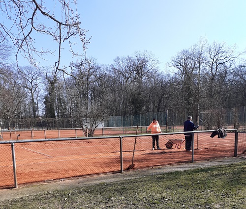 Frühjahrsinstandsetzung der Plätze begonnen